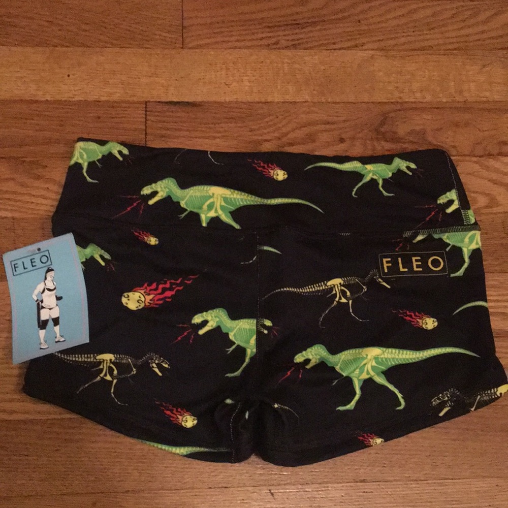 Fleo shorts size small